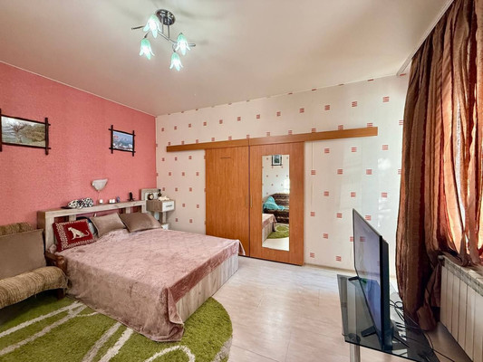 Продам двухкомнатную (2-комн.) квартиру, Гоголя ул, 52/18, Симферополь г