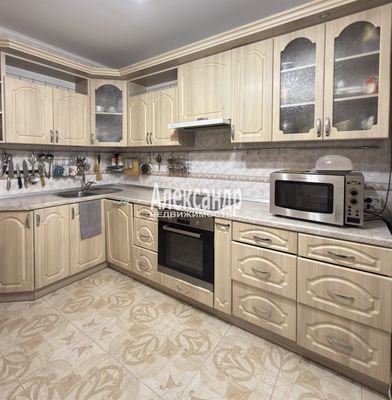 Продам трехкомнатную (3-комн.) квартиру, Собственный пр-кт, 34, Петергоф г