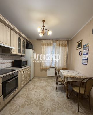 Продам трехкомнатную (3-комн.) квартиру, Собственный пр-кт, 34, Петергоф г