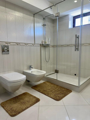 Продам трехкомнатную (3-комн.) квартиру, Пирогова (Центральный р-н) ул, 44к1, Сочи г