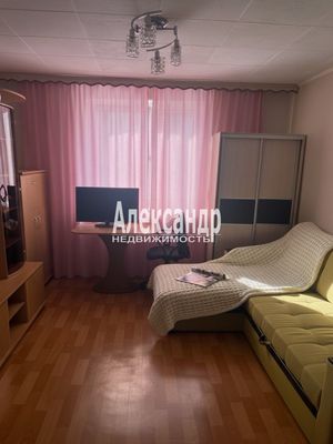 Продам долю в 1-комн. квартире, Беринга ул, 32к2, Санкт-Петербург г