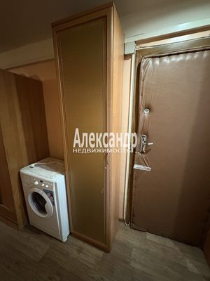 Продам долю в 1-комн. квартире, Беринга ул, 32к2, Санкт-Петербург г