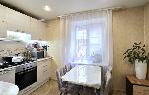 Продам двухкомнатную (2-комн.) квартиру, Центральная ул, 15, Фролы с