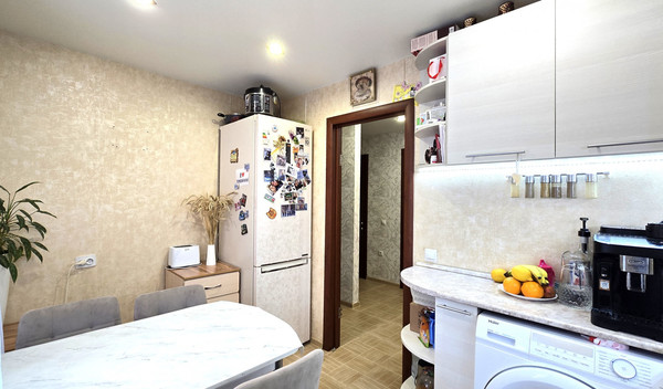 Продам двухкомнатную (2-комн.) квартиру, Центральная ул, 15, Фролы с