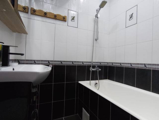 Продам двухкомнатную (2-комн.) квартиру, Жасминовая ул, 8, Апрелевка г