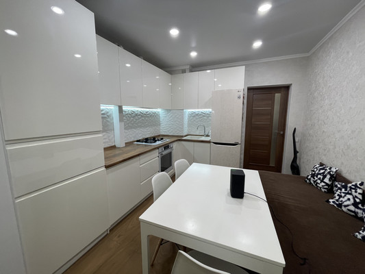 Продам однокомнатную (1-комн.) квартиру, Железнодорожная ул, 1в, Симферополь г