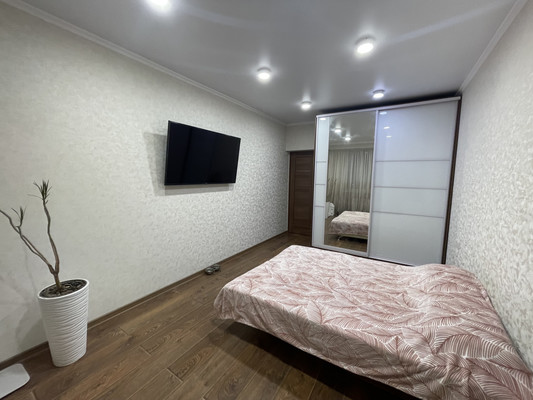 Продам однокомнатную (1-комн.) квартиру, Железнодорожная ул, 1в, Симферополь г