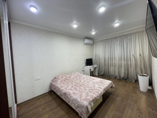 Продам однокомнатную (1-комн.) квартиру, Железнодорожная ул, 1в, Симферополь г