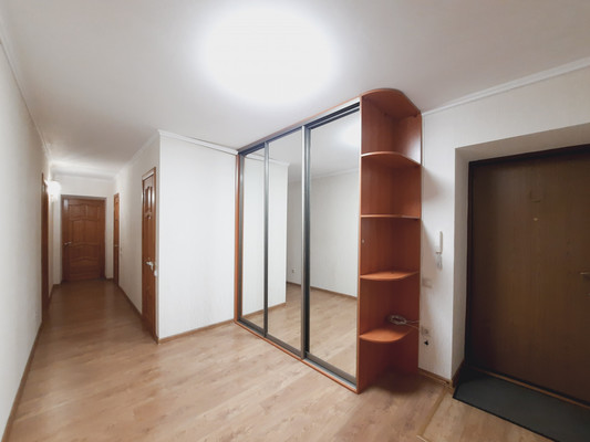 Продам трехкомнатную (3-комн.) квартиру, Парковая ул, 9, Уфа г