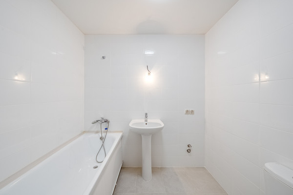 Продам трехкомнатную (3-комн.) квартиру, Лобненская ул, 13к2, Москва г