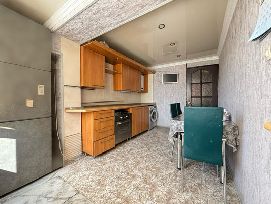Продам трехкомнатную (3-комн.) квартиру, Захарова ул, 105, Нальчик г