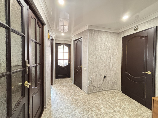 Продам трехкомнатную (3-комн.) квартиру, Захарова ул, 105, Нальчик г
