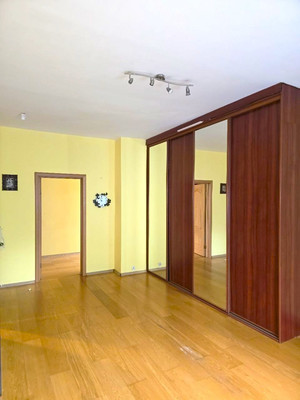 Продам многокомнатную квартиру, Верхнеозерная ул, 2Б, Калининград г