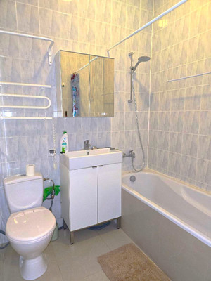 Продам многокомнатную квартиру, Верхнеозерная ул, 2Б, Калининград г