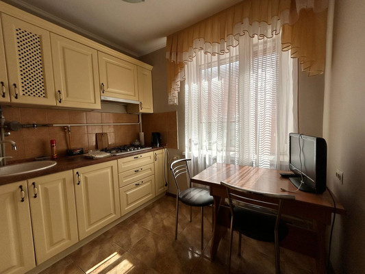 Продам трехкомнатную (3-комн.) квартиру, Набережная имени 60-летия СССР ул, 83а, Симферополь г
