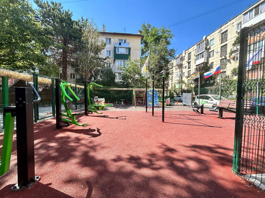Продам трехкомнатную (3-комн.) квартиру, Набережная имени 60-летия СССР ул, 83а, Симферополь г