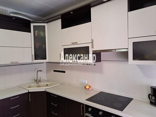 Продам трехкомнатную (3-комн.) квартиру, Знаменская ул, 1/8, Всеволожск г