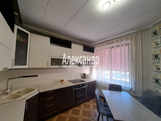 Продам трехкомнатную (3-комн.) квартиру, Знаменская ул, 1/8, Всеволожск г