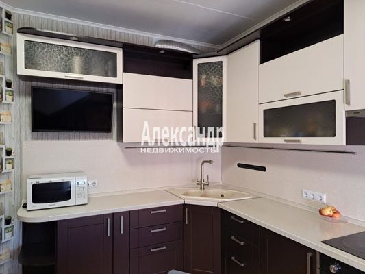 Продам трехкомнатную (3-комн.) квартиру, Знаменская ул, 1/8, Всеволожск г