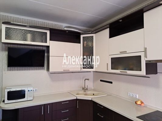 Продам трехкомнатную (3-комн.) квартиру, Знаменская ул, 1/8, Всеволожск г