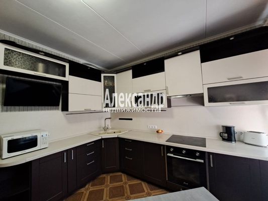 Продам трехкомнатную (3-комн.) квартиру, Знаменская ул, 1/8, Всеволожск г