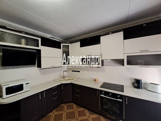 Продам трехкомнатную (3-комн.) квартиру, Знаменская ул, 1/8, Всеволожск г