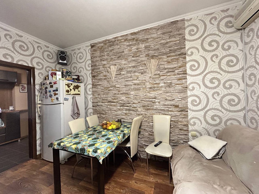 Продам двухкомнатную (2-комн.) квартиру, Ковыльная ул, 90, Симферополь г