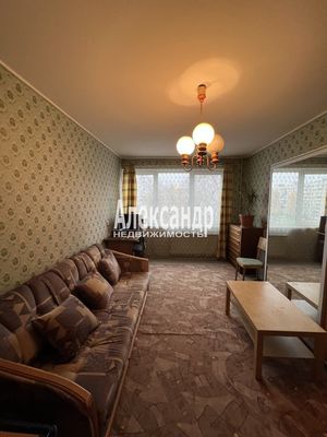 Продам трехкомнатную (3-комн.) квартиру, Сиреневый б-р, 8к1, Санкт-Петербург г