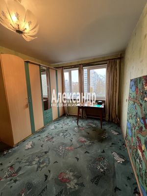 Продам трехкомнатную (3-комн.) квартиру, Сиреневый б-р, 8к1, Санкт-Петербург г