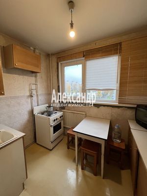 Продам трехкомнатную (3-комн.) квартиру, Сиреневый б-р, 8к1, Санкт-Петербург г