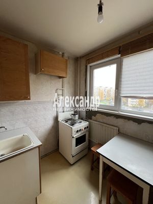 Продам трехкомнатную (3-комн.) квартиру, Сиреневый б-р, 8к1, Санкт-Петербург г