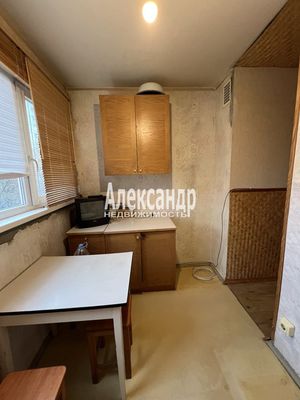 Продам трехкомнатную (3-комн.) квартиру, Сиреневый б-р, 8к1, Санкт-Петербург г