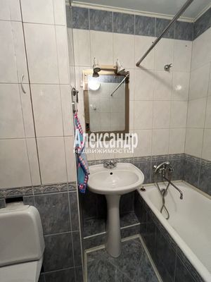 Продам трехкомнатную (3-комн.) квартиру, Сиреневый б-р, 8к1, Санкт-Петербург г