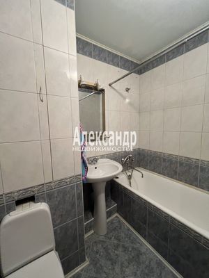 Продам трехкомнатную (3-комн.) квартиру, Сиреневый б-р, 8к1, Санкт-Петербург г