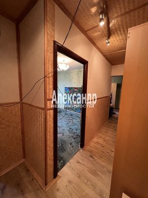 Продам трехкомнатную (3-комн.) квартиру, Сиреневый б-р, 8к1, Санкт-Петербург г