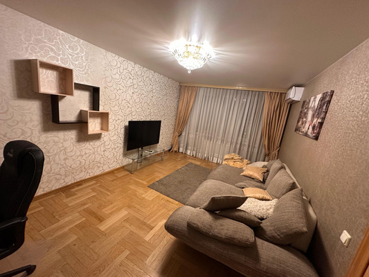 Продам многокомнатную квартиру, Маршала Захарова ул, 6к3, Москва г