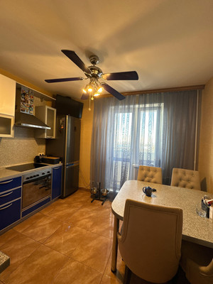 Продам многокомнатную квартиру, Маршала Захарова ул, 6к3, Москва г