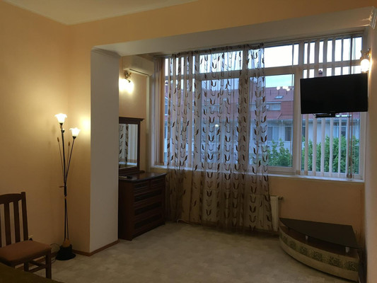 Продам однокомнатную (1-комн.) квартиру, Луговая ул, 4к2, Симферополь г