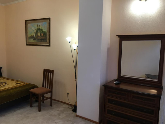 Продам однокомнатную (1-комн.) квартиру, Луговая ул, 4к2, Симферополь г