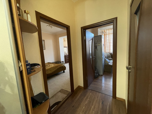 Продам однокомнатную (1-комн.) квартиру, Луговая ул, 4к2, Симферополь г