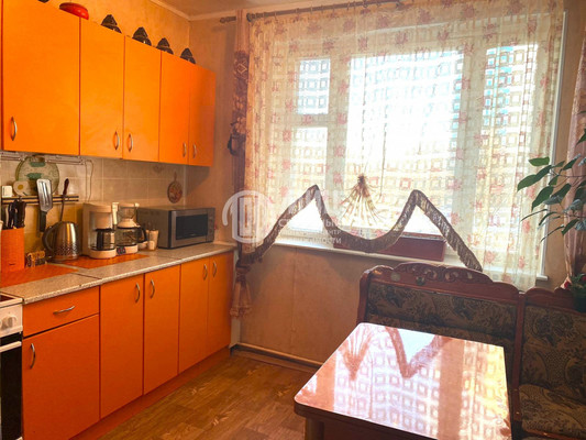 Продам трехкомнатную (3-комн.) квартиру, Осенний б-р, 2, Москва г