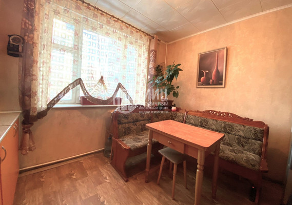 Продам трехкомнатную (3-комн.) квартиру, Осенний б-р, 2, Москва г