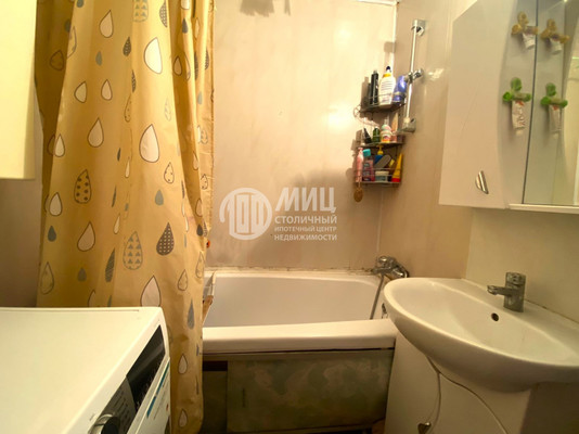 Продам трехкомнатную (3-комн.) квартиру, Осенний б-р, 2, Москва г