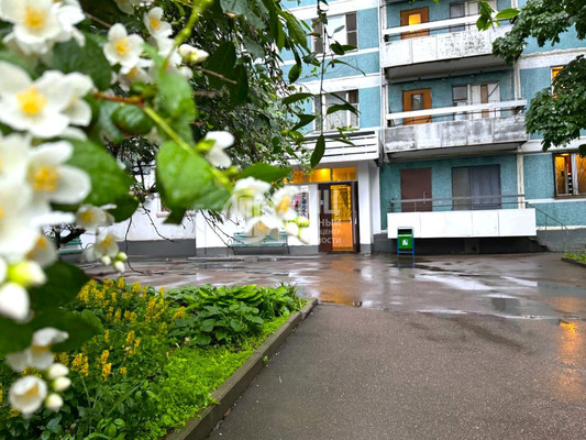 Продам трехкомнатную (3-комн.) квартиру, Осенний б-р, 2, Москва г