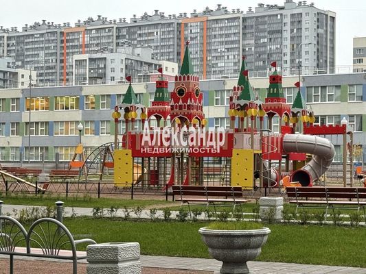 Продам многокомнатную квартиру, Ленинский пр-кт, 68, Санкт-Петербург г