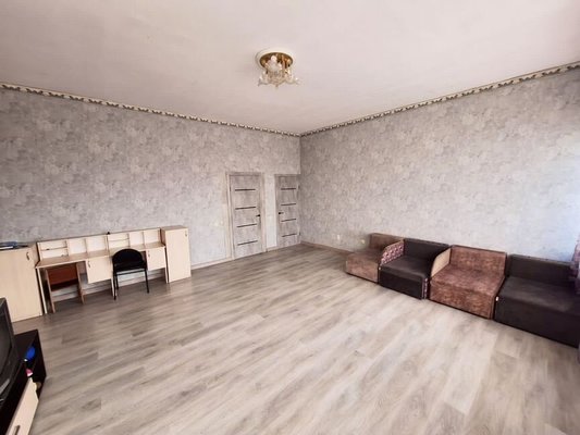 Продам трехкомнатную (3-комн.) квартиру, Балаклавская ул, 121, Симферополь г