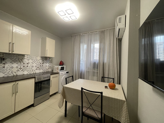 Продам двухкомнатную (2-комн.) квартиру, Западный Обход ул, 42к8, Краснодар г