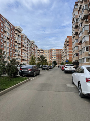 Продам двухкомнатную (2-комн.) квартиру, Западный Обход ул, 42к8, Краснодар г