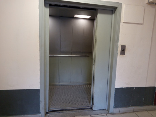 Продам трехкомнатную (3-комн.) квартиру, Барвихинская ул, 4к1, Москва г