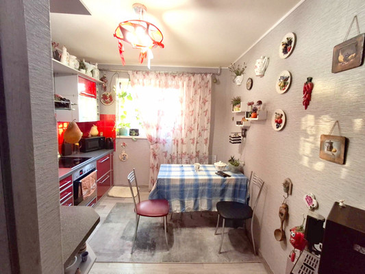 Продам двухкомнатную (2-комн.) квартиру, Молодежный проезд, 4, Мурманск г